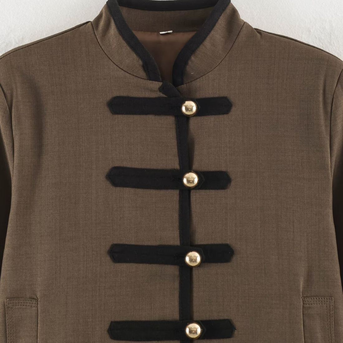 Damen Kurzjacke im Mandarinstil mit dekorativen Zierknoten und Kontrastbesatz Echoarchiv