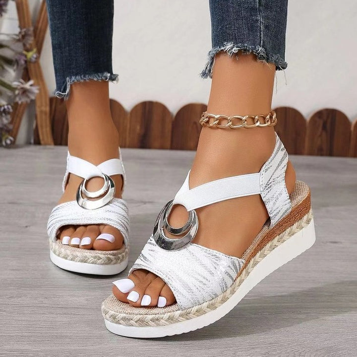 Damen Keil-Sandalen mit Metallic-Optik, dekorativem Ring und Elastik-Fersenriemen Echo Archiv