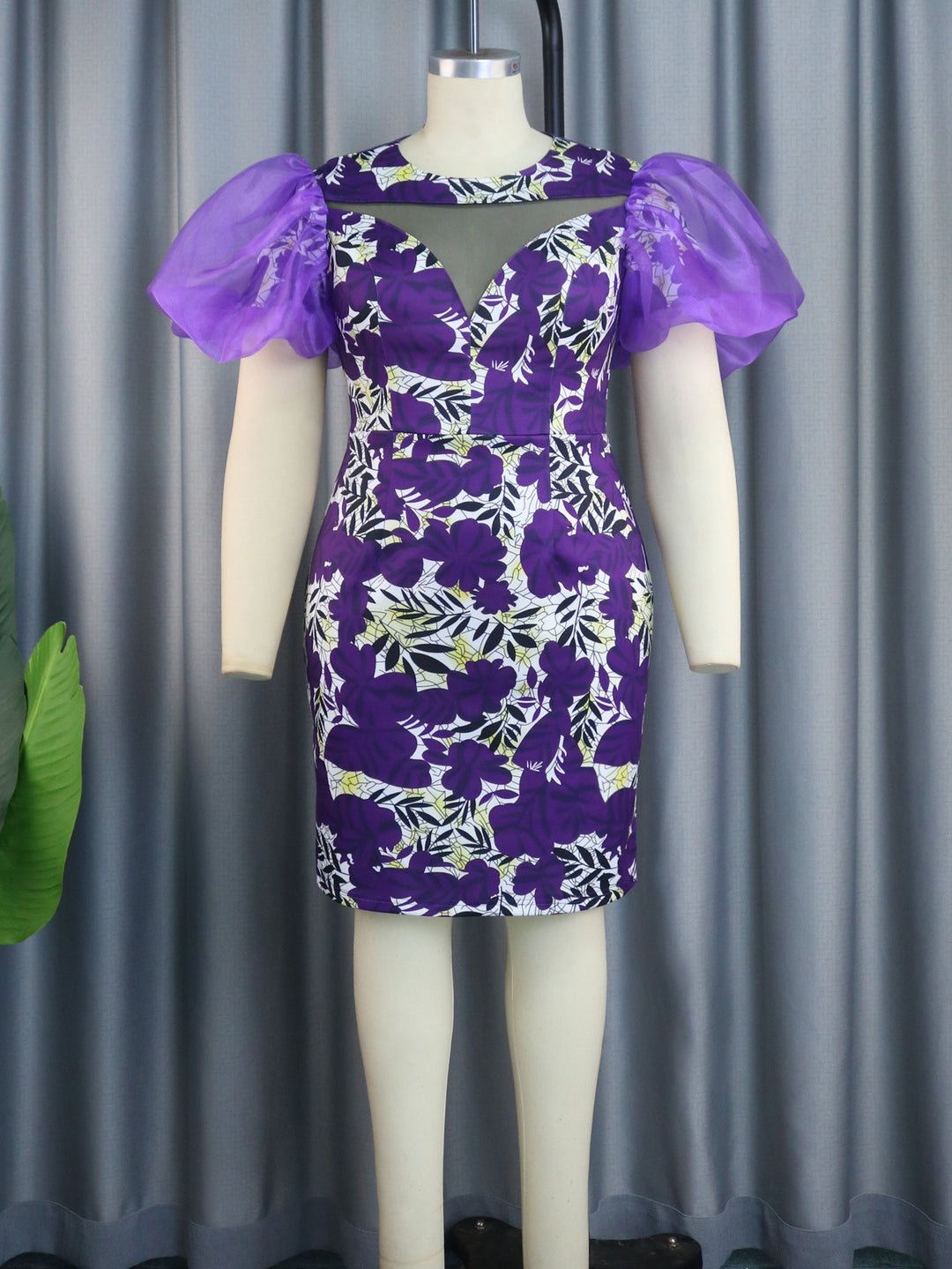 Damen Kleid mit floralem Muster und voluminösen Chiffonärmeln Echo Archiv