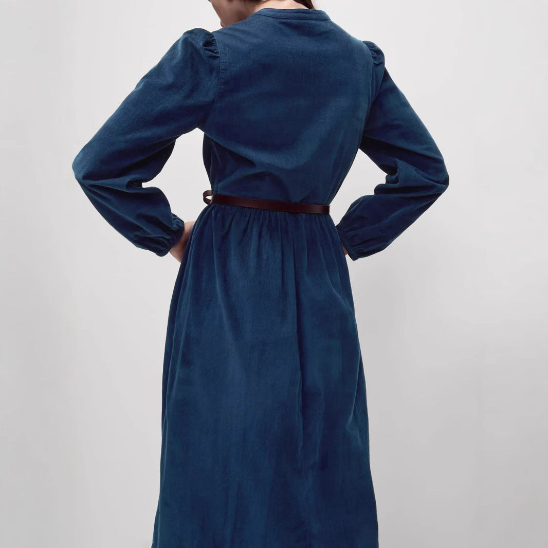 Damen Langes Cordkleid mit geraffter Taillennaht, Brusttaschen und kurzem Reißverschluss – Avérine