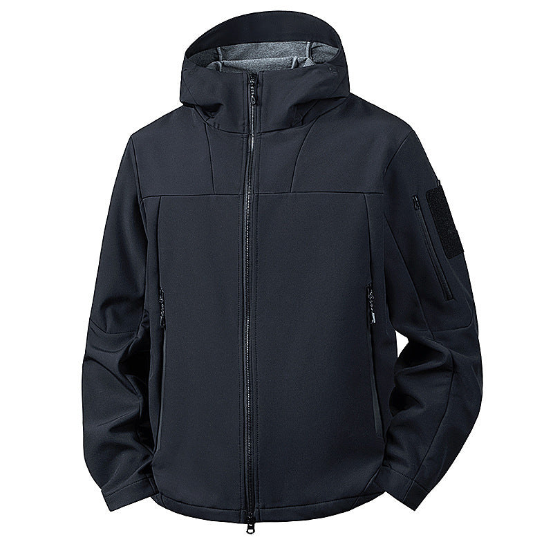 Herren Softshell-Outdoorjacke mit Kapuze, wind- und wasserabweisender Membran, verdeckten Reißverschlusstaschen und ergonomischem Schnitt Echoarchiv