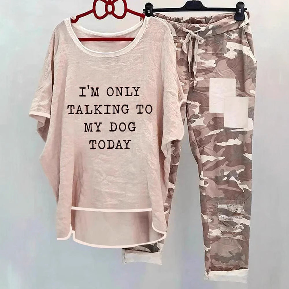 Damen nan weites Freizeit-Set mit Spruchaufdruck, weit geschnittenem Langshirt und Camouflage-Jogginghose Echo Archiv