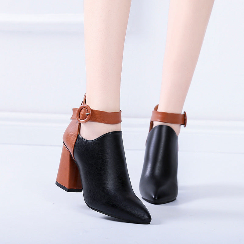 Damen nan elegante spitze Kurzstiefelette mit Fersenreißverschluss, dekorativem Knöchelriemen und skulpturellem Blockabsatz Echo Archiv
