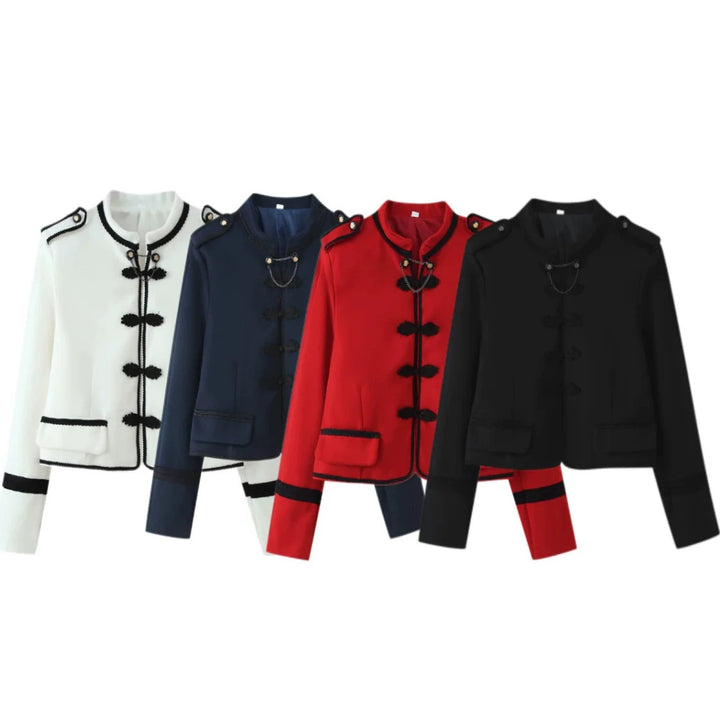 Damen 300+ taillierte Cropped‑Militärblazerjacke mit Stehkragen, Schulterpatten und dekorativen Froschverschlüssen Echo Archiv