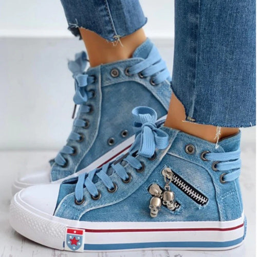 Damen High-Top Sneaker aus Jeansstoff mit seitlichem Metall-Reißverschluss und Totenkopf-Charms – Névara