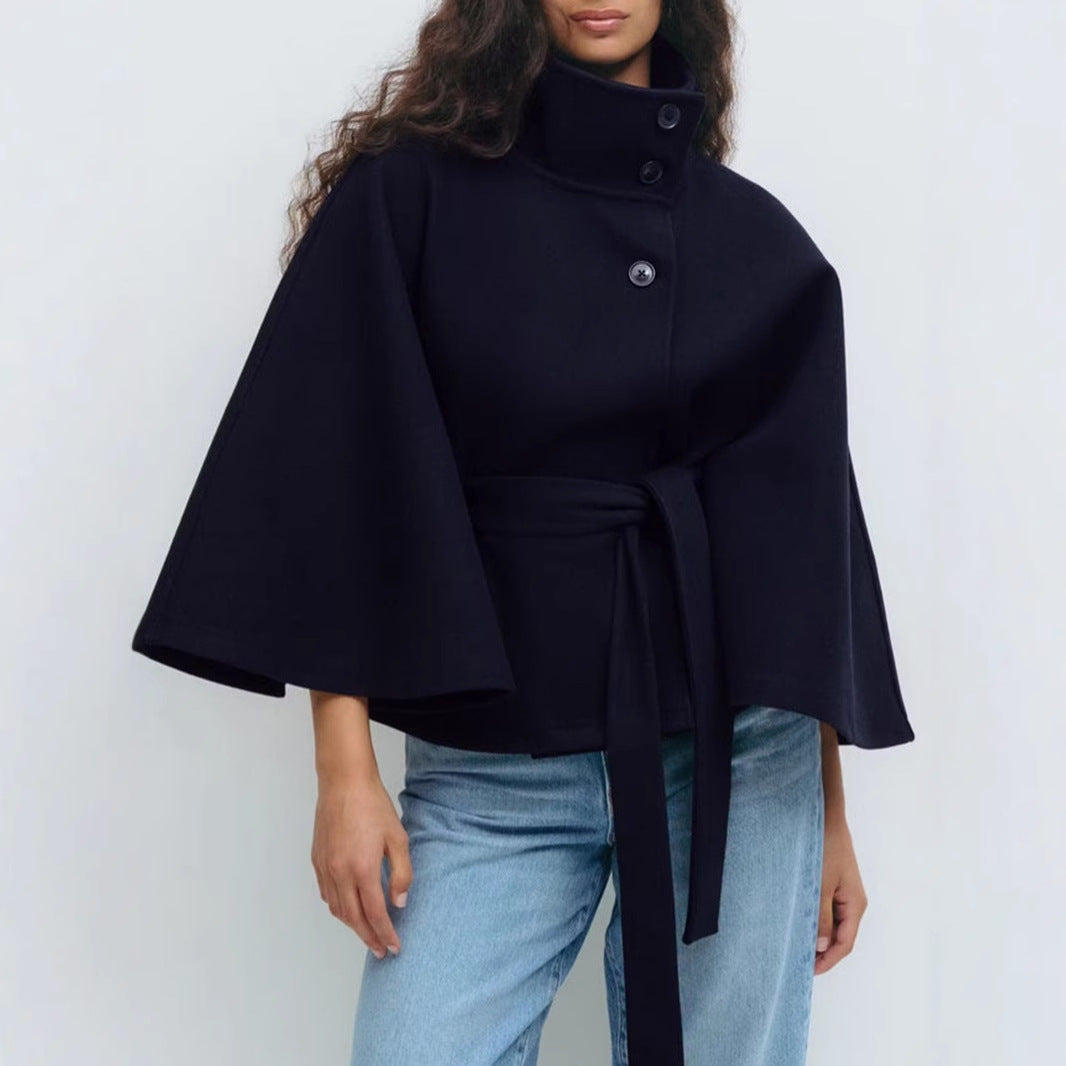Damen Kurzmantel mit Stehkragen, tailliertem Gürtel und Kimonoärmeln – Célinea