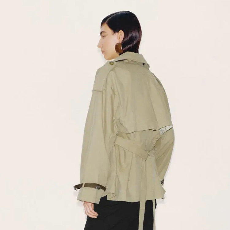 Damen Kurzer Boxy-Trenchcoat mit weitem Revers, Schulterriegeln und verstellbaren Manschetten Echoarchiv