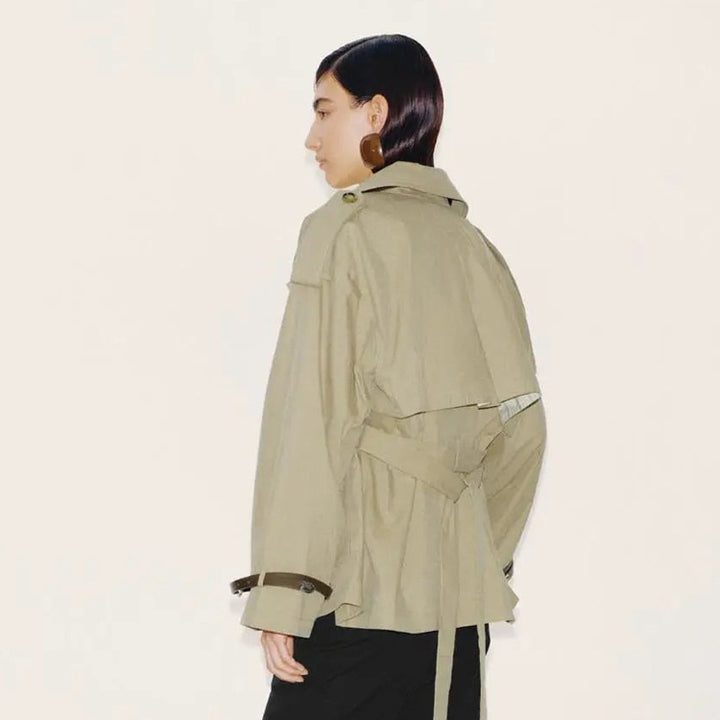 Damen Kurzer Boxy-Trenchcoat mit weitem Revers, Schulterriegeln und verstellbaren Manschetten Echoarchiv