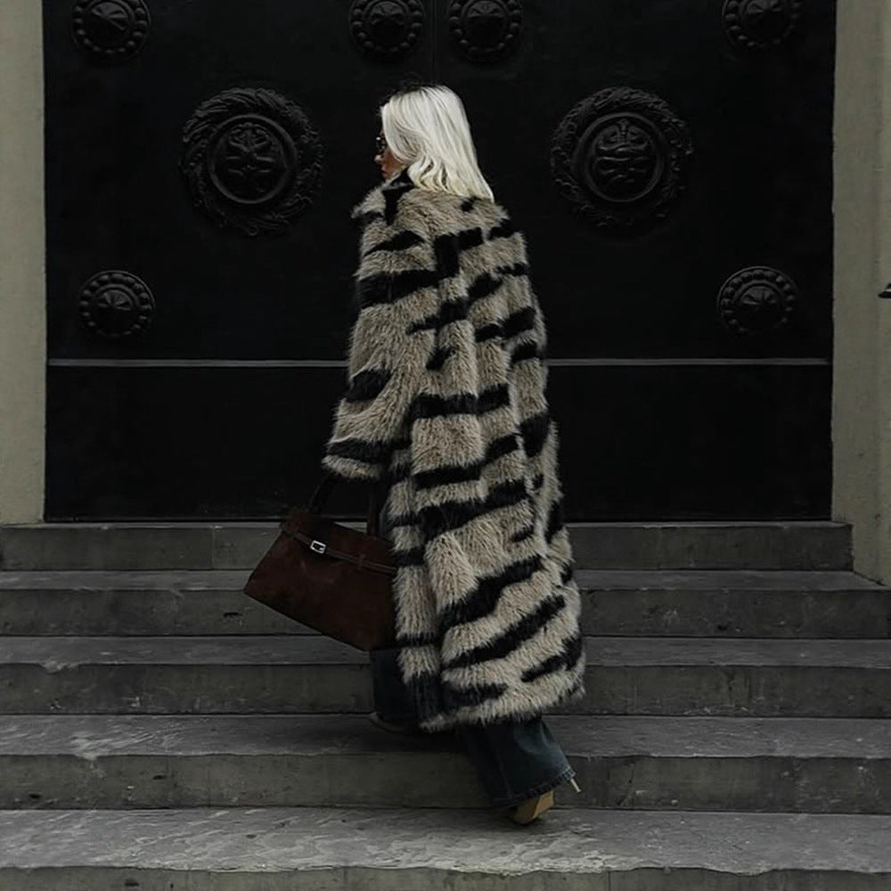 Damen Oversize Kunstpelz-Mantel mit gestreiftem Maxi-Schnitt Echoarchiv