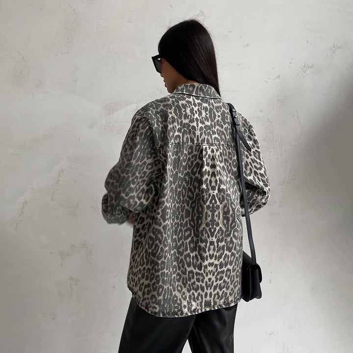 Damen Oversize-Jeansjacke mit Leopardenprint und aufgesetzten Brusttaschen – Célinea