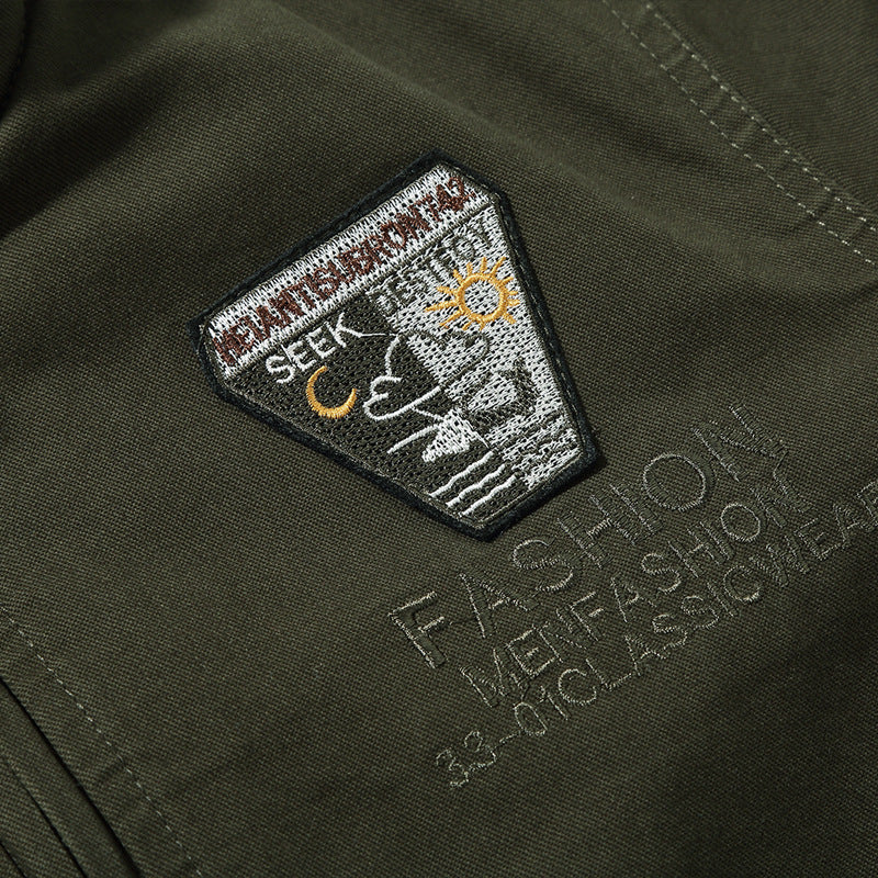 Herren nan retro-inspirierte Pilotjacke aus robustem Canvas mit gestickten Emblempatches, Multifunktionsärmeltasche und hohem Stehkragen Echo Archiv