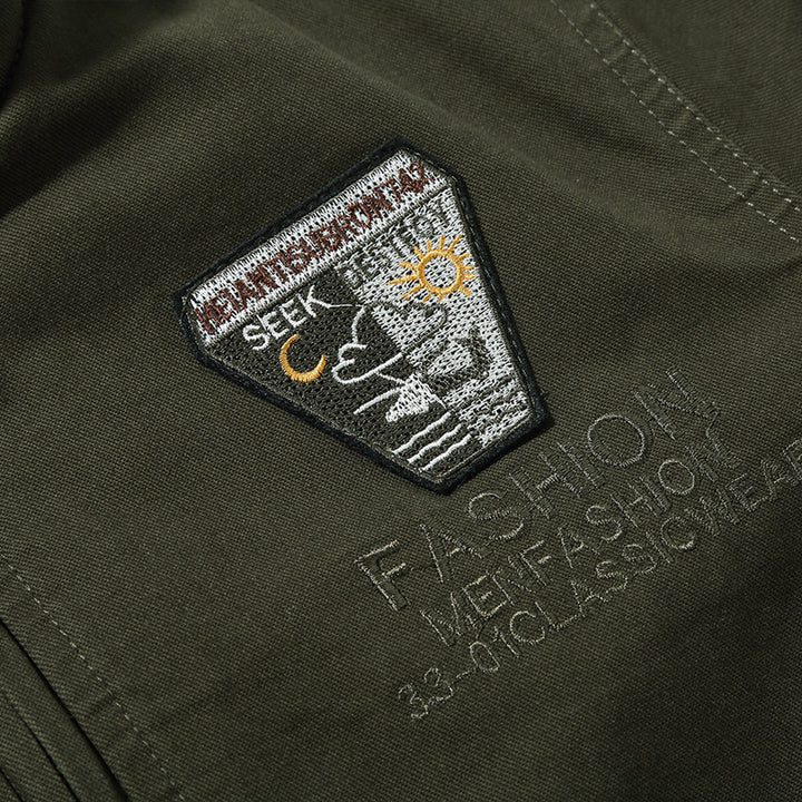 Herren nan retro-inspirierte Pilotjacke aus robustem Canvas mit gestickten Emblempatches, Multifunktionsärmeltasche und hohem Stehkragen Echo Archiv