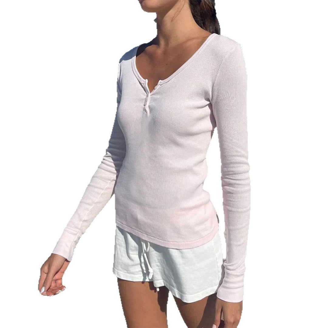 Damen tailliertes Henley-Langarmshirt mit tiefem U-Ausschnitt, feiner Rippstruktur und dekorativer Knopfleiste – Avérine