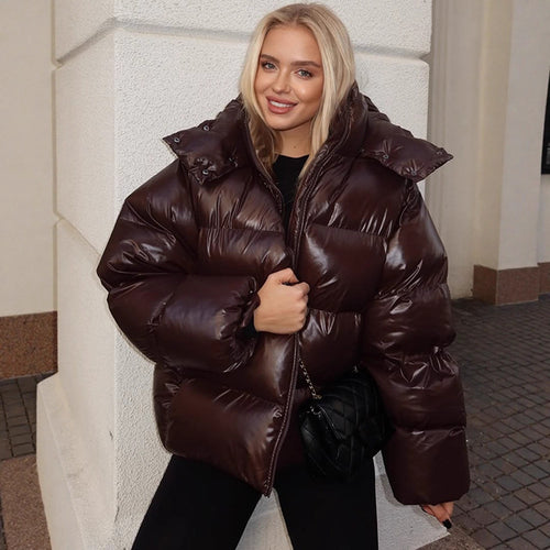 Damen Oversize Steppjacke in Lackoptik mit hohem Kragen und wattierter Fütterung Echoarchiv