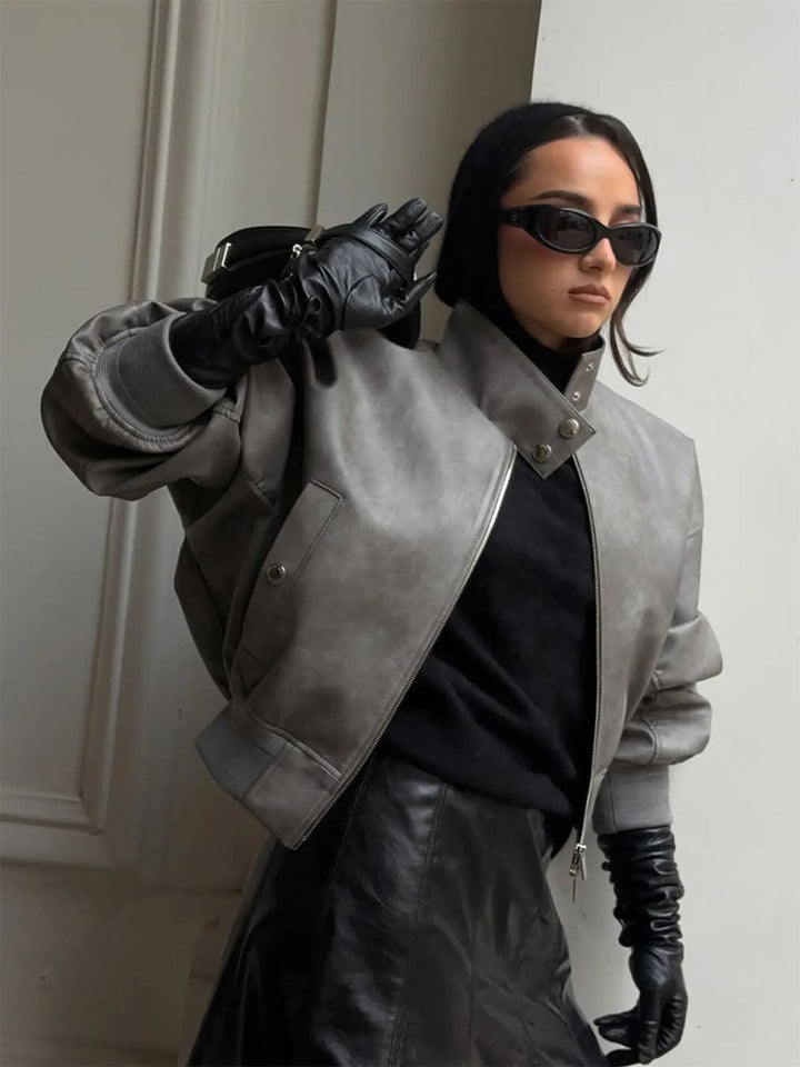 Damen Kurzer Oversize‑Lederimitat‑Bomber mit hohem Stehkragen und Druckknopfdetails Echoarchiv
