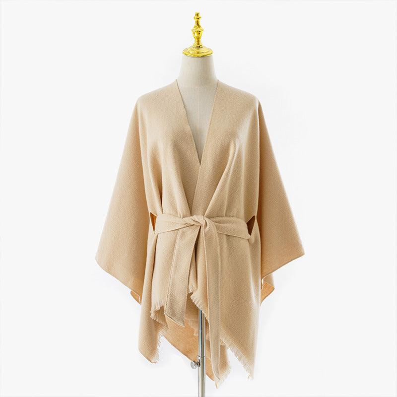 Damen Wickelponcho mit Bindegürtel, V-Ausschnitt und Fransensaum – Avérine