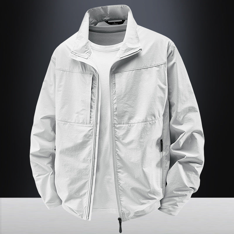 Herren Leichte urbane Windjacke mit Stehkragen, wasserabweisender Gewebemischung und verdeckten Reißverschlüssen Echo Archiv