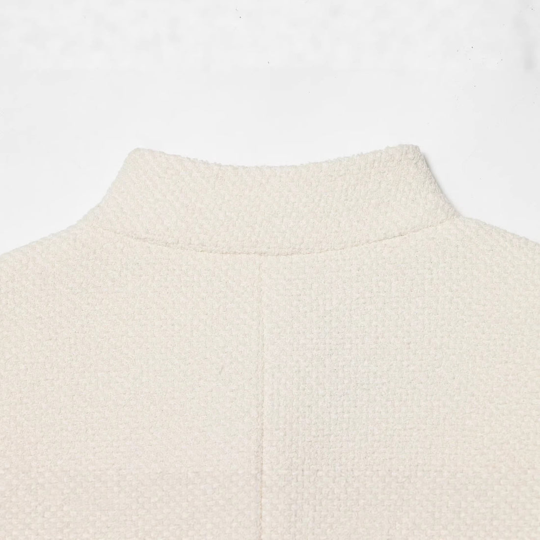 Damen Bouclé-Cropped-Jacke mit Stehkragen, bezogenen Knöpfen und aufgesetzten Pattentaschen Echoarchiv