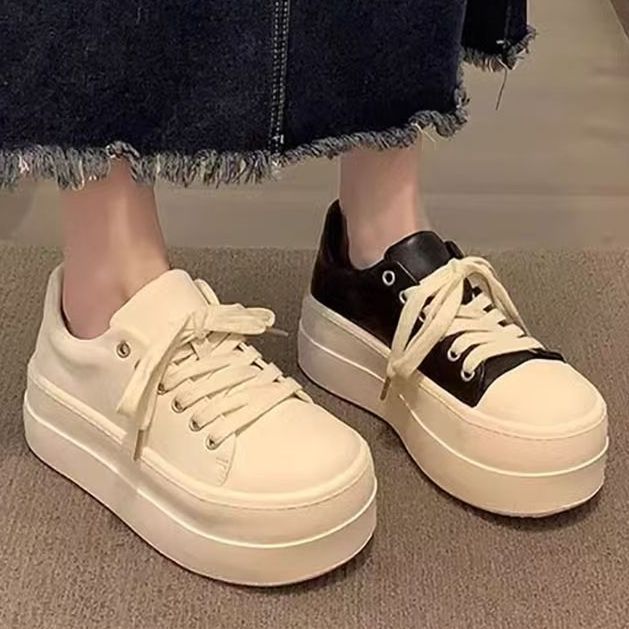 Damen Retro Plateausneaker mit zweifarbiger Lederoptik und extrahoher Gummiplattform – Névara