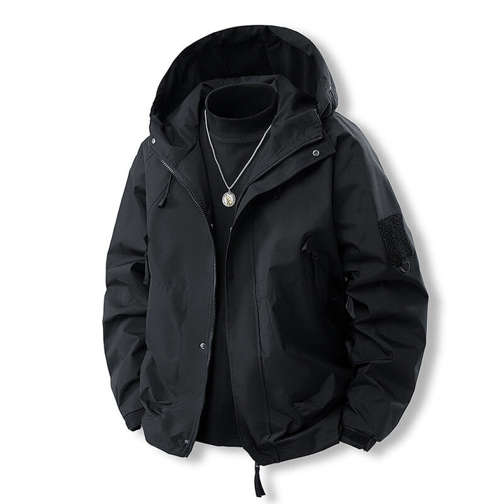 Herren funktionale Outdoor-Jacke mit verstellbarem Kapuzenbereich und atmungsaktiven Eigenschaften Echoarchiv
