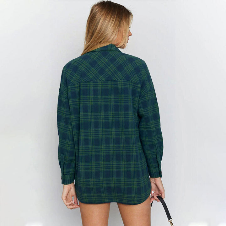 Damen oversized Karo-Hemdjacke mit fallendem Saum und geknöpften Manschetten – Célinea