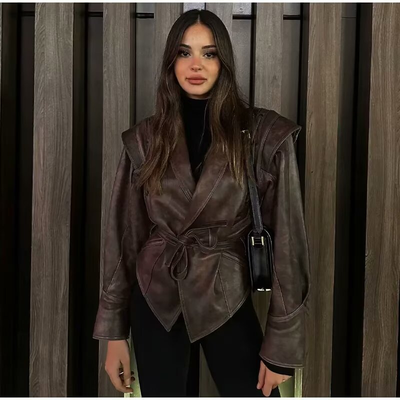 Damen Wickel-Lederjacke mit Taillengürtel, betonter Schulterpartie und femininer Silhouette Echo Archiv