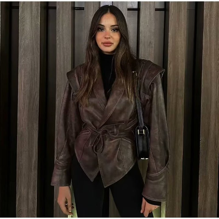 Damen Wickel-Lederjacke mit Taillengürtel, betonter Schulterpartie und femininer Silhouette Echo Archiv