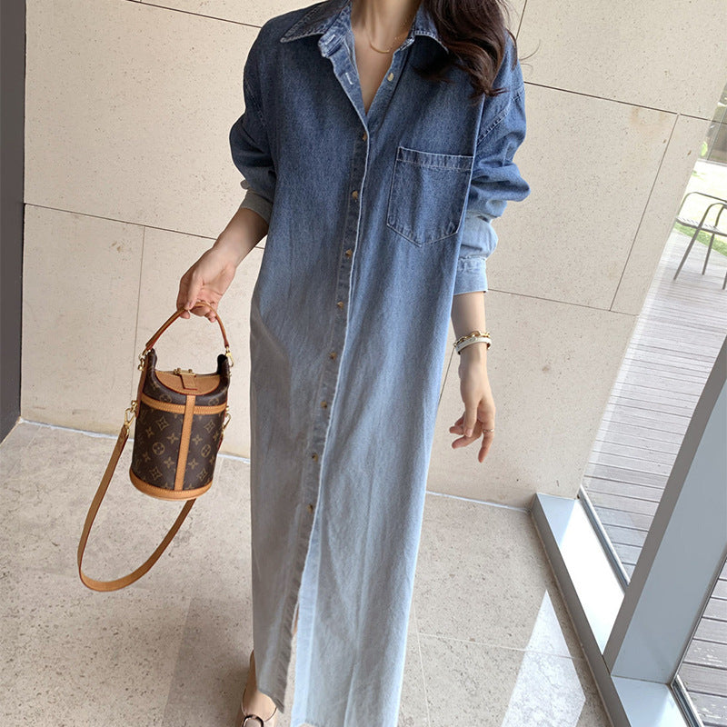 Damen Verlaufs-Jeans-Hemdkleid Maxi mit durchgehender Knopfleiste, Brusttasche und Seitenschlitzen – Valéora
