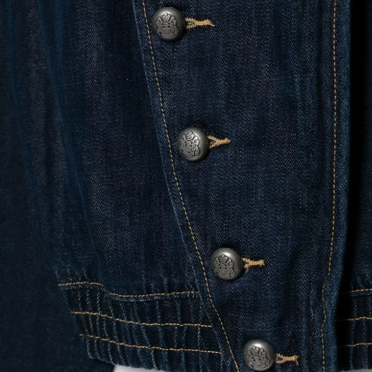 Damen Kurz geschnittene Jeansjacke mit Mandarinkragen, Zierknopfreihe und Schulterpatten Echo Archiv