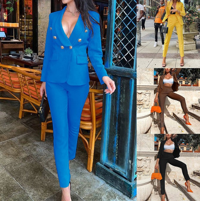 Damen Taillierter Hosenanzug mit tiefem Revers, Slim-Hose und goldenen Zierknöpfen – Avélisse