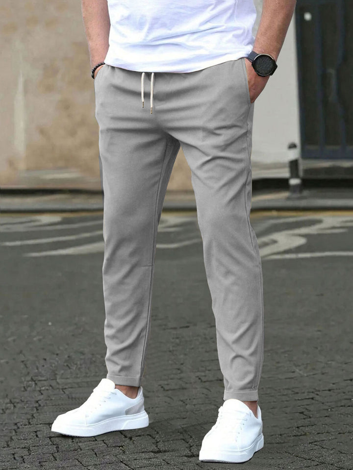Herren Slim-Fit Jogginghose mit Kordelzug, Seitentaschen und schmalem Knöchelabschluss – Sorevano