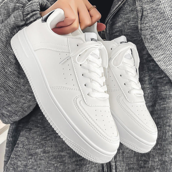 Damen Minimalistische Low-Top Plateau-Sneaker aus veganem Glattleder mit perforierten Details und gepolstertem Komfortfußbett Echoarchiv