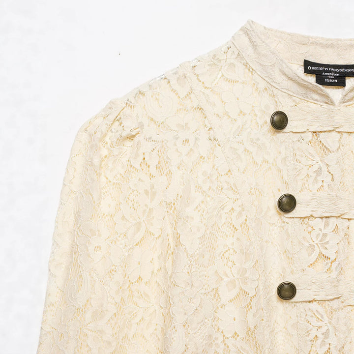 Damen Kurze Spitzenjacke im militärisch inspirierten Stil mit Stehkragen und Zierknöpfen Echo Archiv