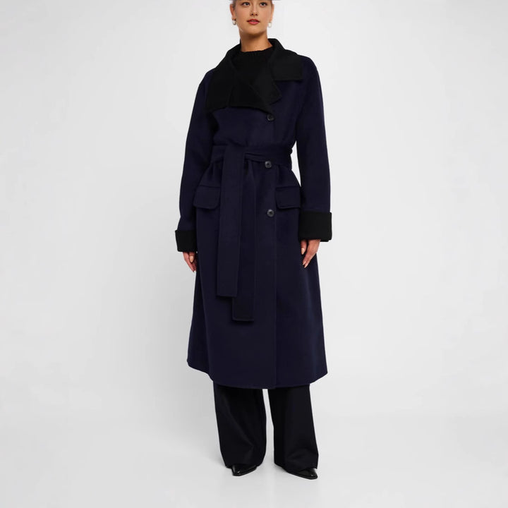 Damen Taillierter Wollmix-Mantel mit Bindegürtel, kontrastiertem Revers und Pattentaschen Echoarchiv