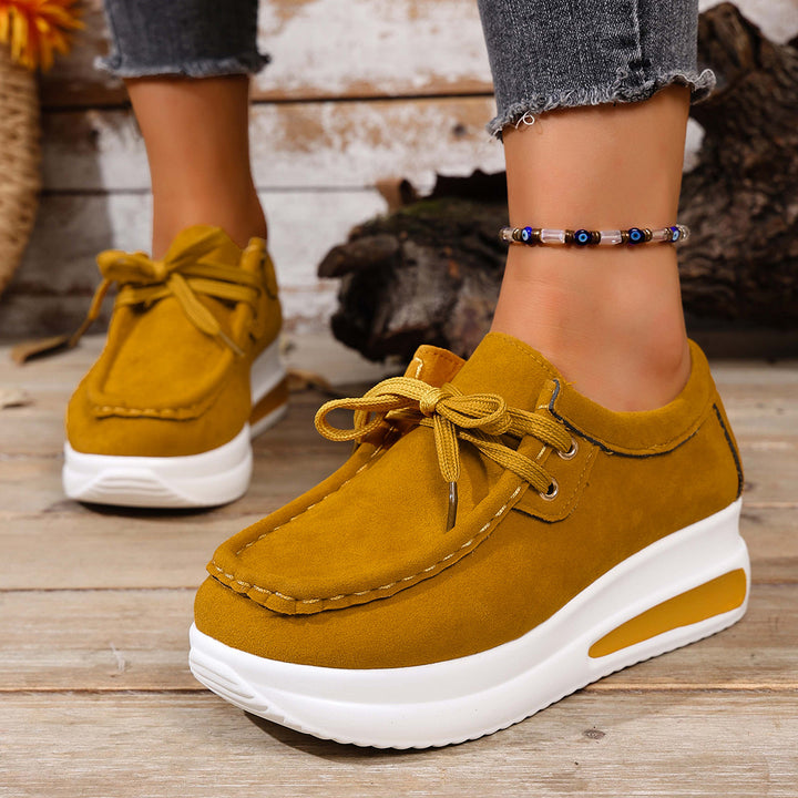 Damen Bequeme Keil‑Plateau‑Sneaker mit Wildlederoptik und gepolstertem Komfortfußbett – Névara