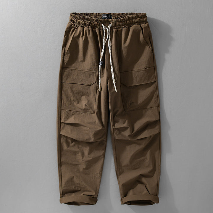 Herren Oversize-Cargohose aus leichtem Funktionsstoff mit Kordelzugbund und Mehrfachtaschen Echoarchiv