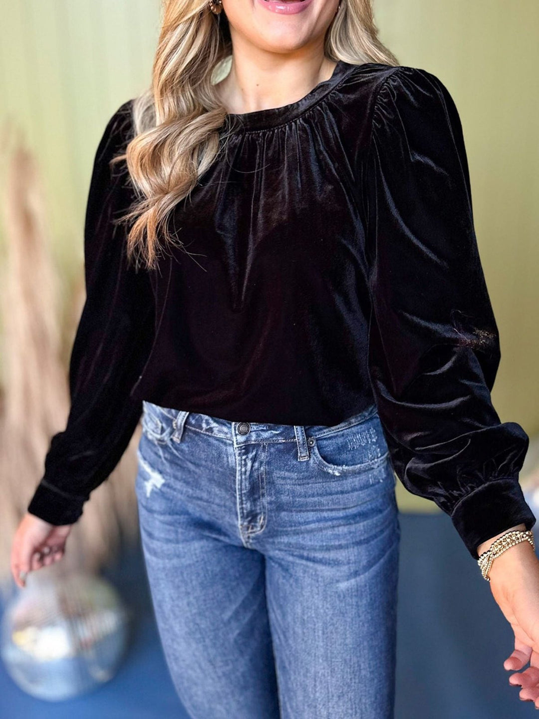 Damen Samtbluse mit Ballonärmeln und gerafftem Stehkragen – Élovi