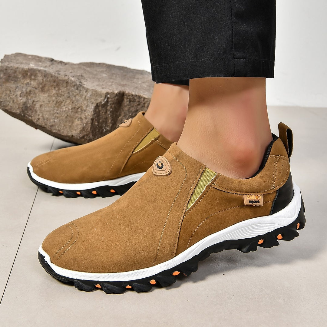 Herren Slipper-Sneaker im Wildleder-Look mit profilierter Outdoor-Laufsohle – Tavélo