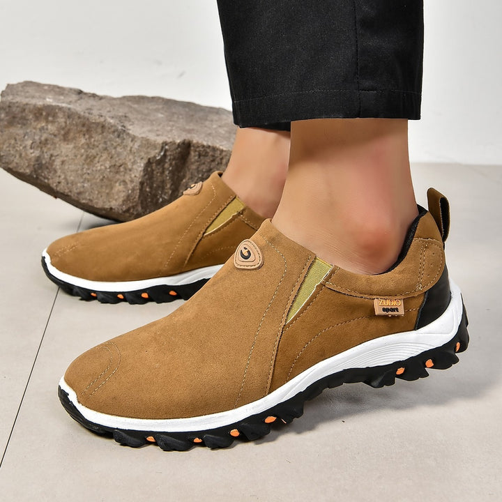 Herren Slipper-Sneaker im Wildleder-Look mit profilierter Outdoor-Laufsohle – Tavélo