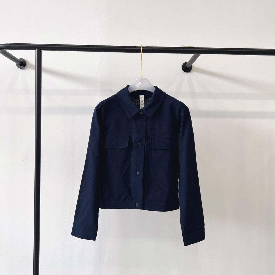 Damen Kurze Overshirt-Jacke aus leichtem Baumwollmix mit Brusttaschen Echoarchiv