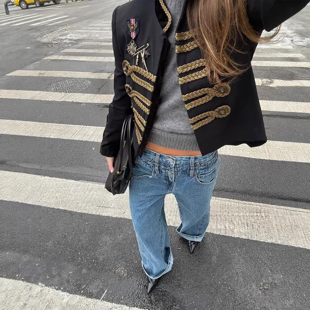 Damen Kurze Militärinspirierte Paradejacke mit goldener Kordelverzierung Echo Archiv