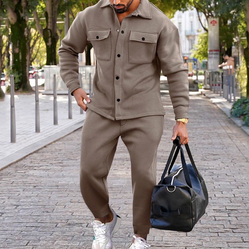 Herren Modischer Freizeitanzug mit stilvollen Brusttaschen und praktischen Details Echoarchiv