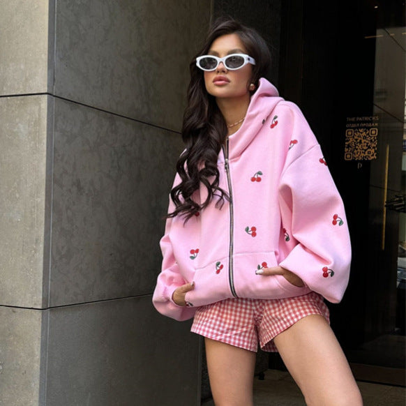 Damen verspielter Kapuzen-Zippullover mit Kirschenprint und oversized Passform – Auréline