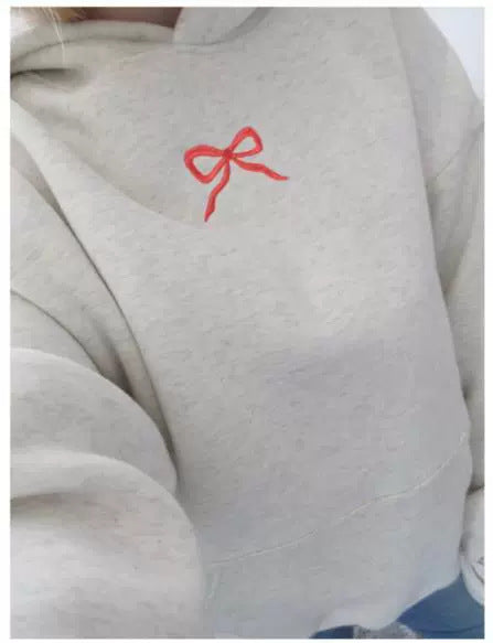 Damen Oversize Hoodie Sweatshirt mit zartem Stickdesign auf der Vorderseite und gesticktem Schriftzug auf der Rückseite – Auréline