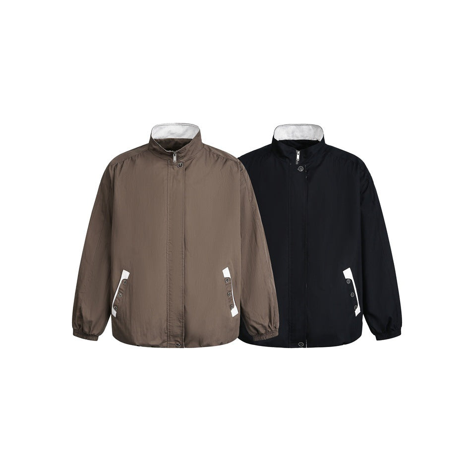 Unisex Kurz geschnittene leichte Windblousonjacke mit Stehkragen, verdecktem Reißverschluss und kontrastierten Pattentaschen Echoarchiv