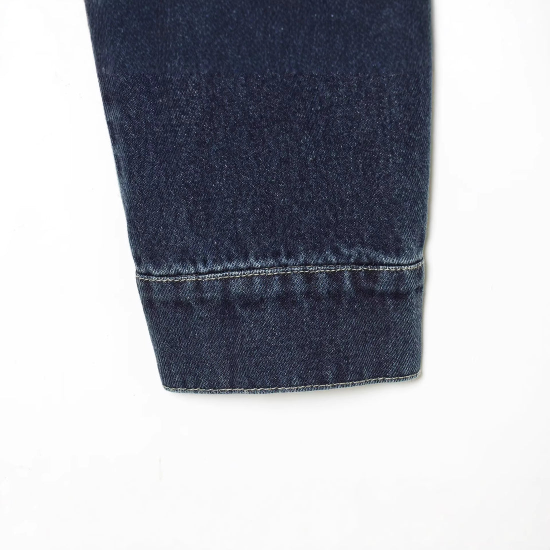 Herren Cropped-Boxy-Jeansjacke mit Lederbesatz an den Schultern Echoarchiv
