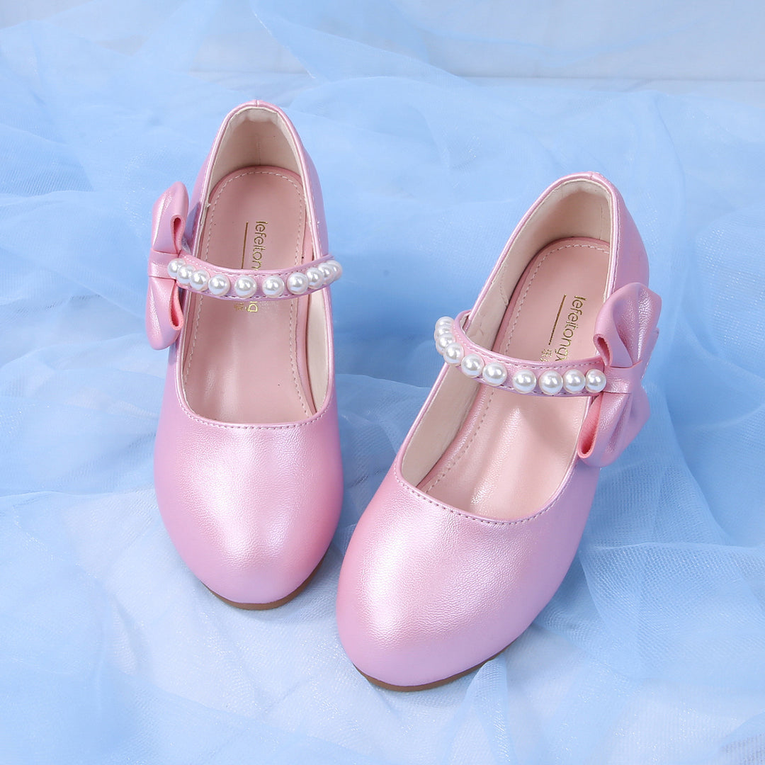 Mädchen elegante Ballerinas mit Schleifen- und Perlenakzenten Echo Archiv