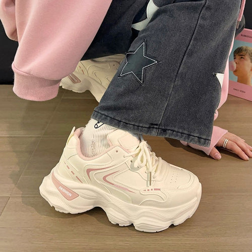 Damen Skulpturierte Wedgesneaker mit stufiger Plateausohle, atmungsaktivem Mesh und gepolstertem Komfortkragen – Névara