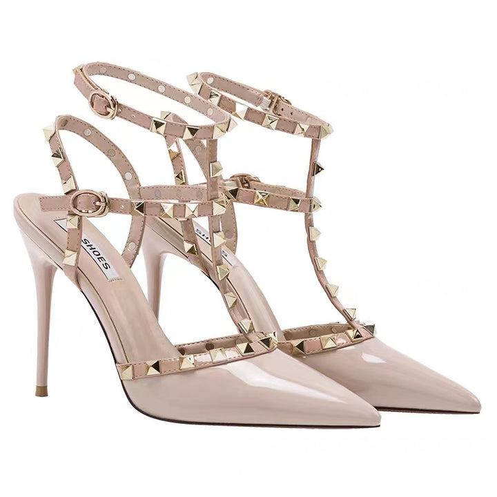 Damen Spitzen T-Strap Stiletto-Sandalette mit Pyramidnieten und verstellbarem Knöchelriemen – Lioré