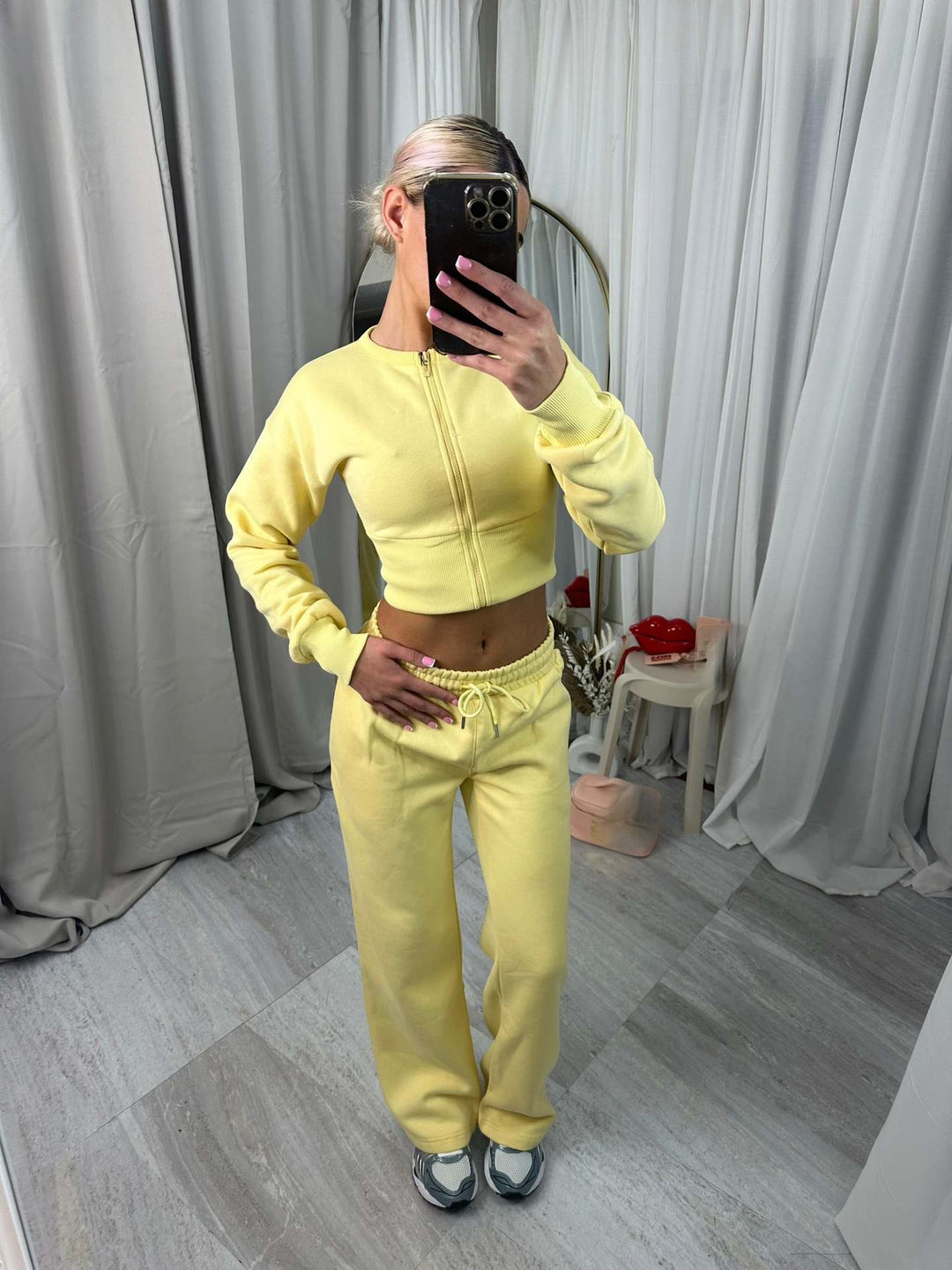 Damen nan kurzes Zip-Cropped-Shirt mit formendem Bund und breite Relax-Sweatpants mit Tunnelzug Echo Archiv